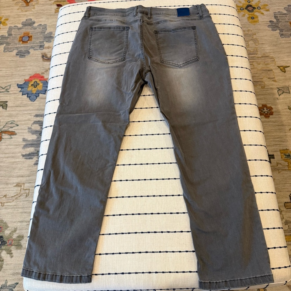 Classic Men's Gray Straight Jeans - Picture 2 of 4